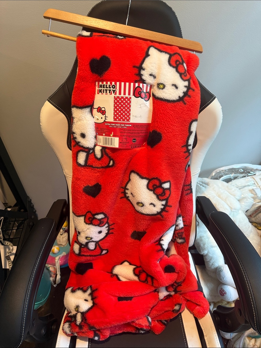 Hello Kitty ULTRA fine faux fur throw. - Picture 1 of 3
